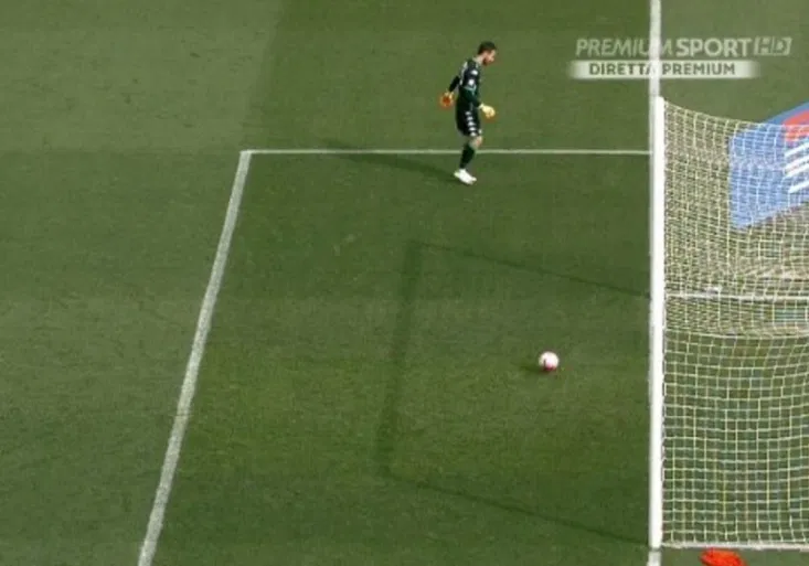 Úmyslný vlastenec? Brankář z italské ligy se pořádně ztrapnil!