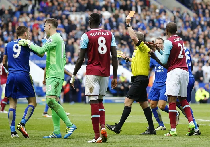 Ďábelské rozhodnutí! Sudí poslal Vardyho pod sprchy za nasimulovaný pád, Leicester jenom remizoval