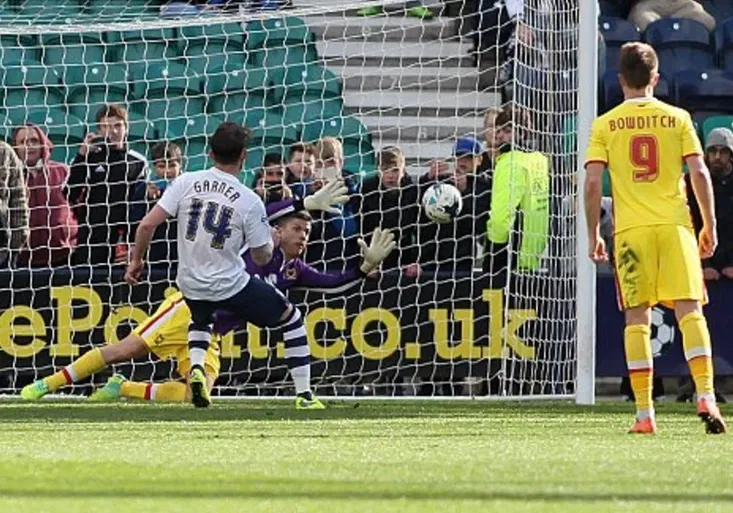 Střelec se stal gólmanem! Jak útočník v Anglii úžasně lapil penaltu a odvrátil porážku?