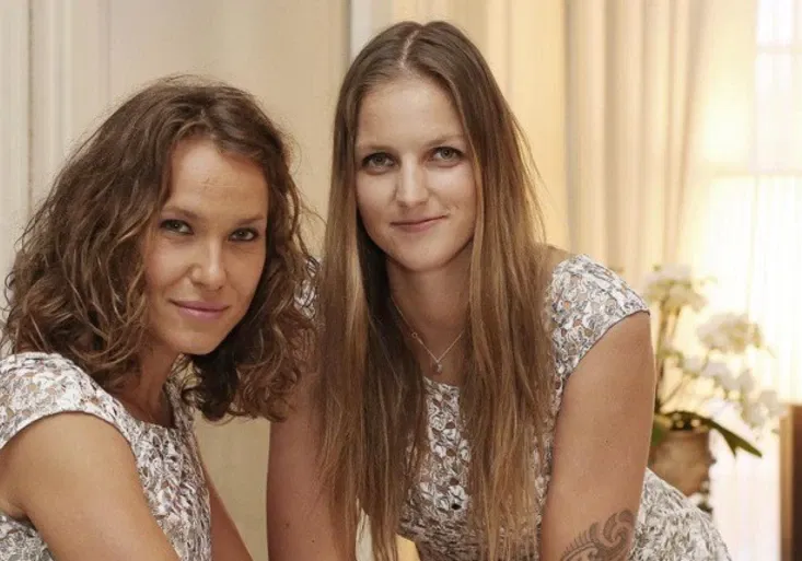 České tenisové kočky se předvedly v krásných šatech. Trumfnou Švýcarky taky na kurtu?