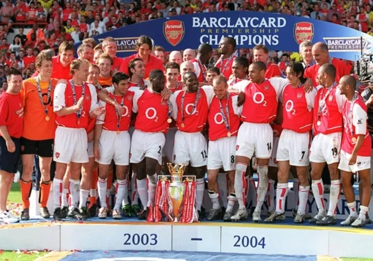 Milníky anglického fotbalu XX: Vyhráli jsme titul na White Hart Lane, chlubili se neporazitelní Kanonýři