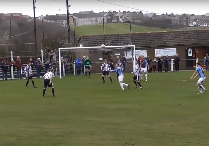 Neskutečný gól! Jak dal amatér z Anglie senzačně vzpomenout na legendu Cruyffa?