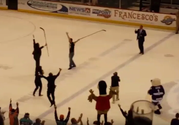 Rána za 100 tisíc! Hokejový fanoušek senzační střelou ohromil svět