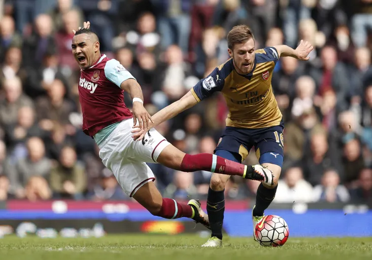 VIDEO: Carrollův hattrick sebral dva body Arsenalu! Chelsea selhala!