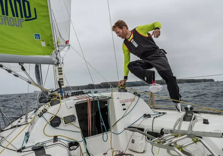 Český jachtař se drží v kontaktu s nejlepšími. Teď ho čeká divoký surfing