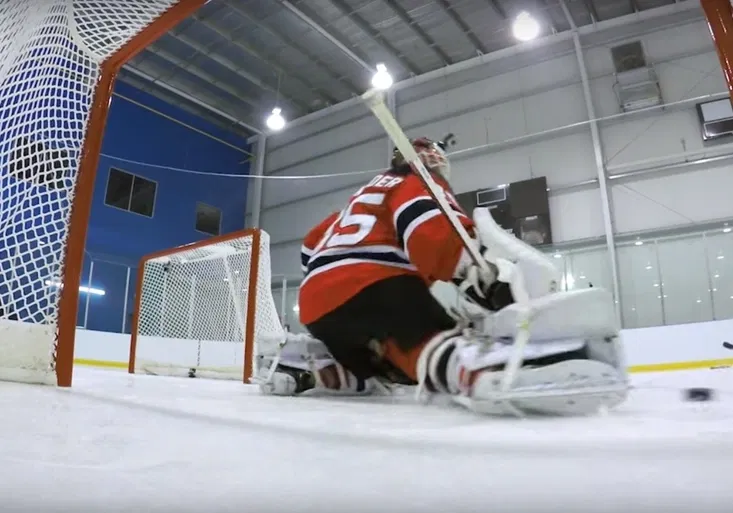 To je postřeh! Cory Schneider uhlídá dvě brány najednou. Jaká kouzla umí brankář New Jersey?