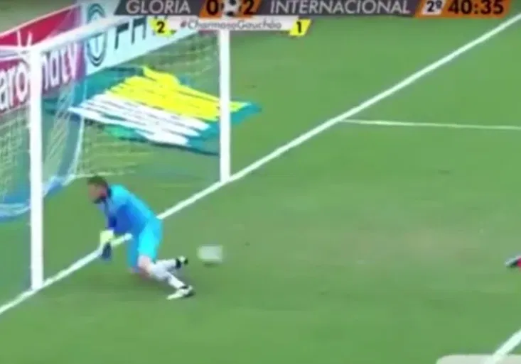 Začarovaná penalta! Střelec napálil jen otočeného brankáře, gól by ale stejně neplatil