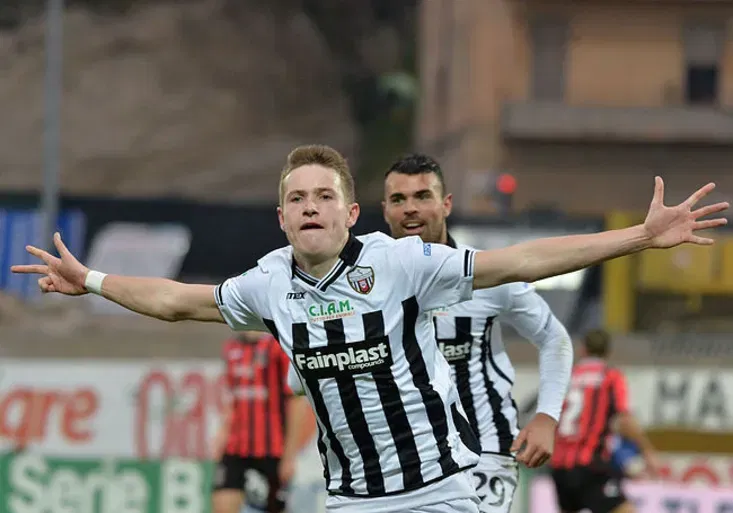 5 let od nejúžasnějšího gólu Ligy mistrů. Který český hráč teď napodobil Stankoviče?