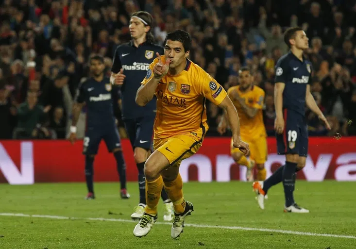 Pomáhají Barceloně? Hrubý zákrok Suáreze prošel bez povšimnutí. Měla přijít červená?