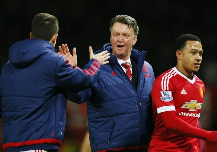 Noční můra fanoušků? Louis van Gaal prý na lavičce Manchesteru United zůstane i pro příští sezonu