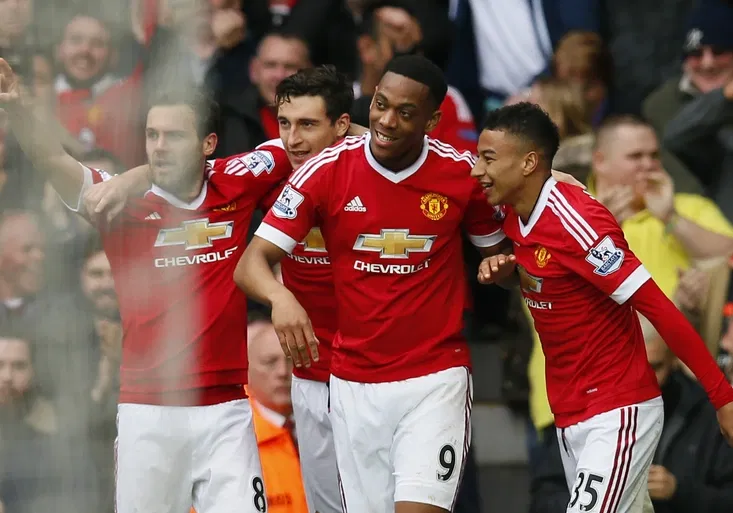 Důležitou výhru United trefil Martial. Leicester si oblíbil výsledek 1:0 a pádí za titulem!