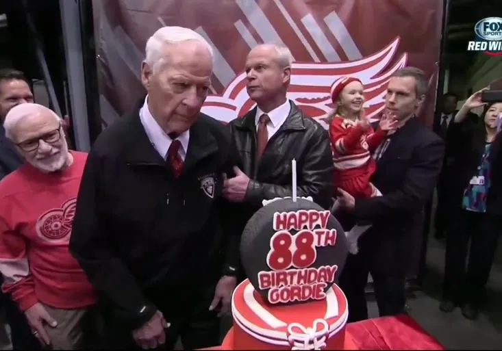 VIDEO: Pan Hokej slaví 88! Takhle Howeovi zpívali doma v Detroitu