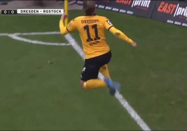 Luxus ze třetí ligy: Parádní gól patou jako za barákem a skoro 30 tisíc diváků!