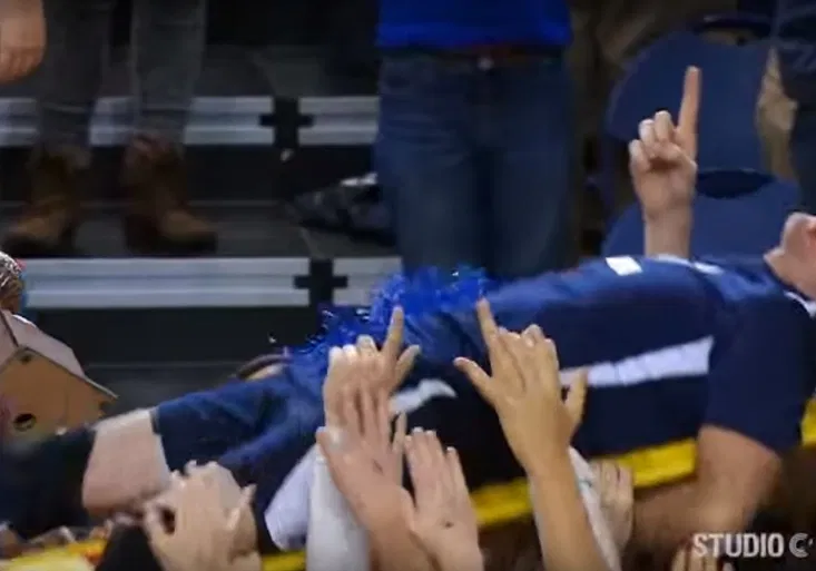 VIDEO: Šílený fotbalový brankář znovu na scéně. Tentokrát ve volejbalu!