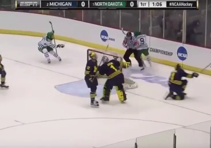 VIDEO: Ostrý hit bez vyloučení – hokejistu při oslavě gólu sejmul rozhodčí!