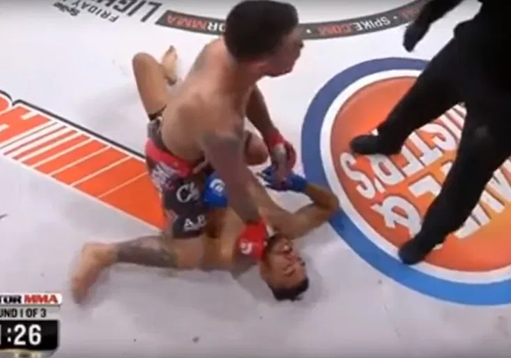 Velký respekt! Fighter v ringu MMA se zachoval jako rytíř. Podívejte se na gesto fair play!