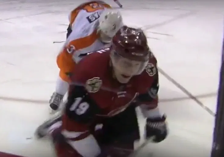 NHL: Gudas zase rozdával rány! Kapitán Arizony sotva dojel na střídačku