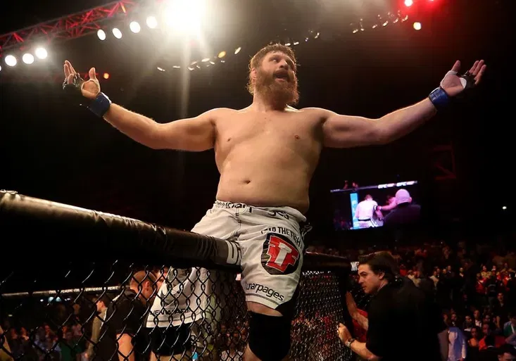 Otesánek v ringu! Velké břicho není pro tohohle bijce MMA problém!