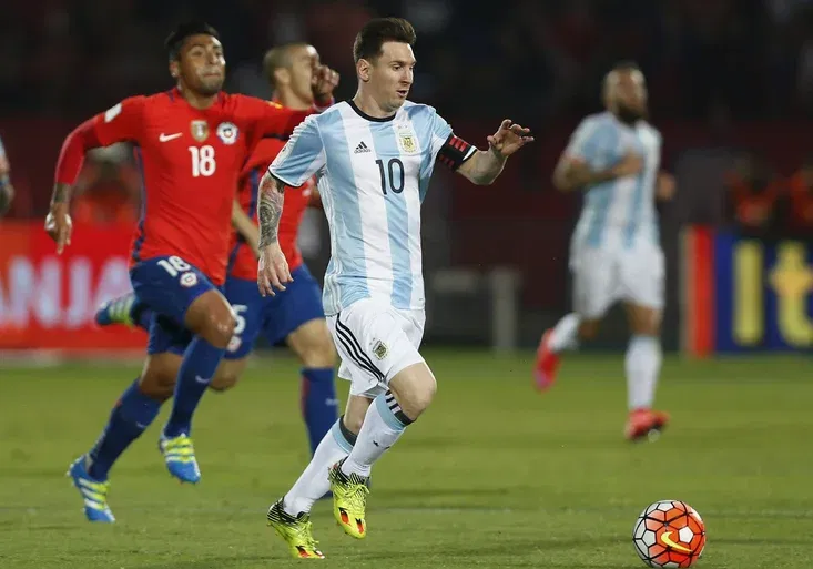 VIDEO: Messiho lahůdka! Podívejte se, jak si pohrál s chilskými kužely! A co návrat "kanibala" Suáreze?