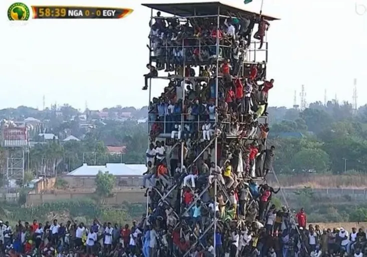 Bláznivé! 40 tisíc lidí na stadionu pro 25! V Nigérii hlediště praskalo ve švech! Doslova!