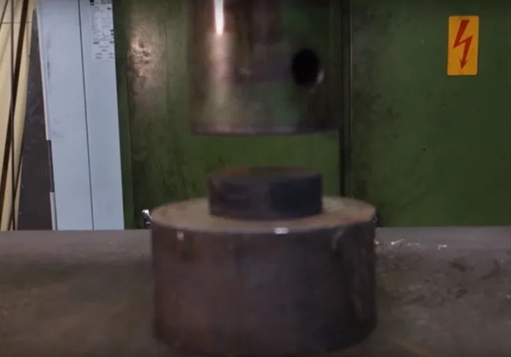 VIDEO: Puk vs. hydraulický lis. Vyhrál šílený finský „režisér“, nebo jeho žena?