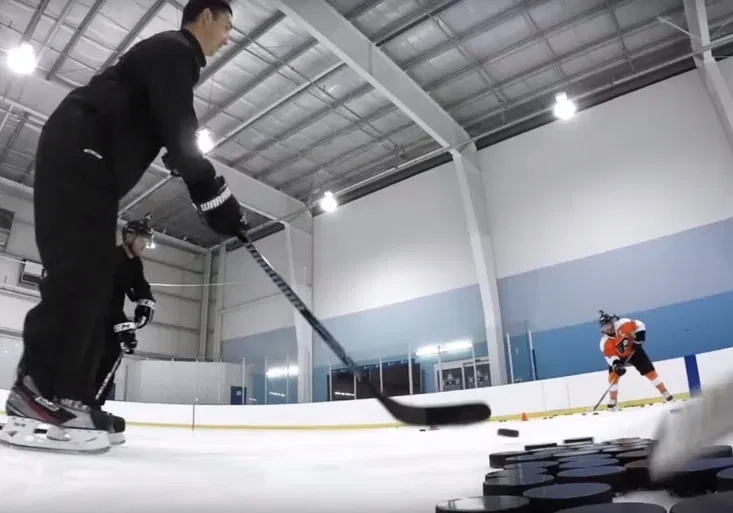 Puky, kam se podíváš. Co dokáže Claude Giroux na speciálním tréninku?