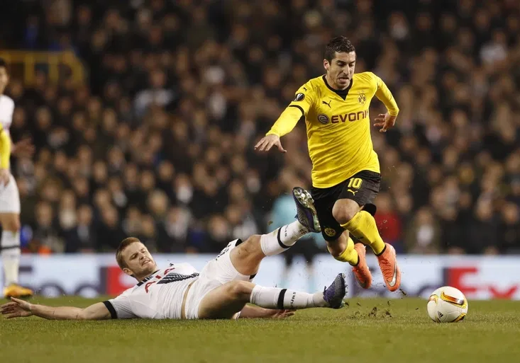 Nasadil by jesle i ženě v šatech? Kouzelník Mchitarjan čtyřikrát potupil soupeře!