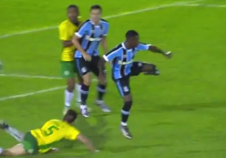 Parádička jako od ZLATANA! Brazílie oslavuje úžasný gól mladíčka Lincolna