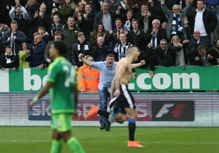 Gólová oslava hodná finále Ligy mistrů. Mitrovič to na hřišti rozjel i s jedním z fanoušků!