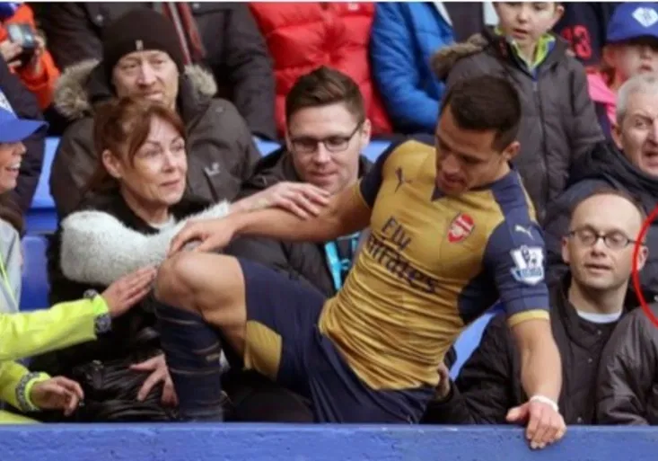 Alexis Sánchez oddechoval na tribuně! Chtěl se vcítit do kůže Edena Hazarda?