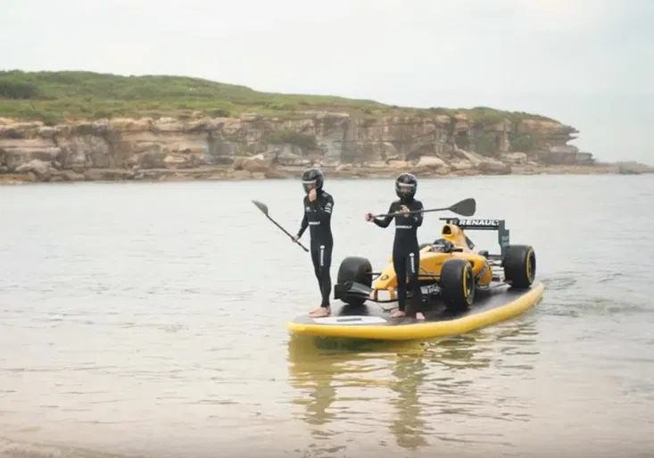 Formule 1 se konečně vrací! Renault se v Austrálii projel i po moři