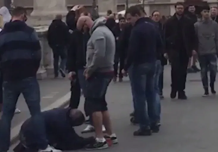 Nechutný incident! Sparťanský fanoušek se v Itálii vymočil na žebračku