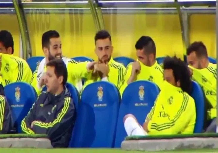 VIDEO: Real na Kanárech potrápila nezvyklá situace na lavičce. Co se stalo?