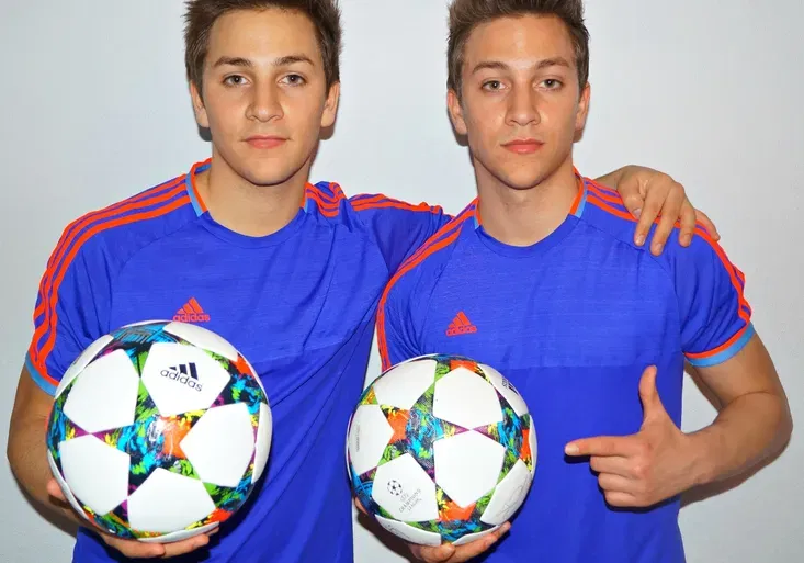 VIDEO: Seznamte se, to jsou SkillTwins. Šikovná fotbalová dvojčata uchvátila i Guardiolu