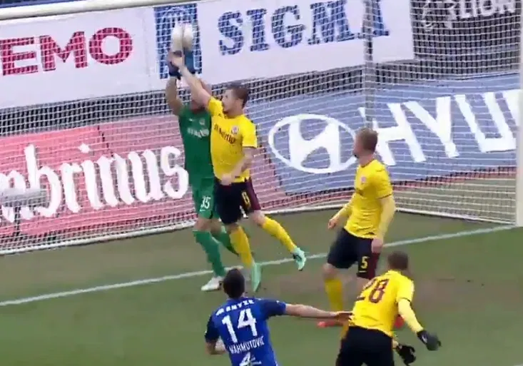 Váchovi prošla „boží ruka“, pak přihrál na „gól z půlky“. Jak pomohl Spartě k vítězství?