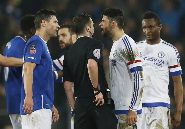 Nekousl mě, přiznal Barry. Co říkáte na včerejší Costův blikanec?