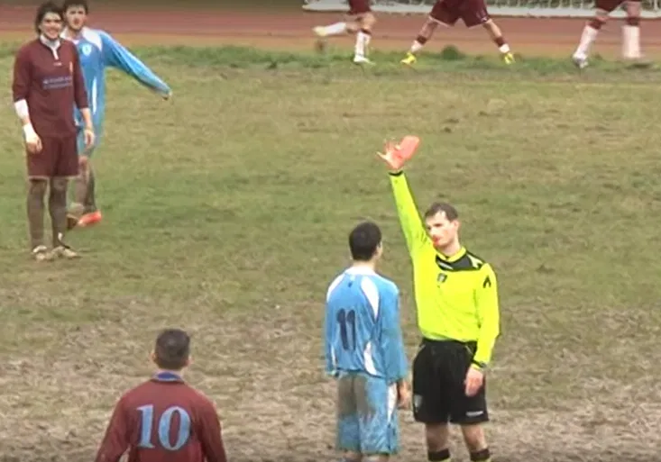 Rozhodčí nebo akční hrdina!? Podívejte se, jak se vysmál zákeřnému napadení!