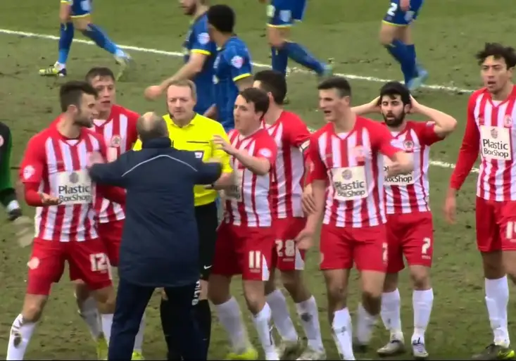 SKANDÁL! Jak bezcitný arbitr v Anglii neskutečně ovlivnil zápas