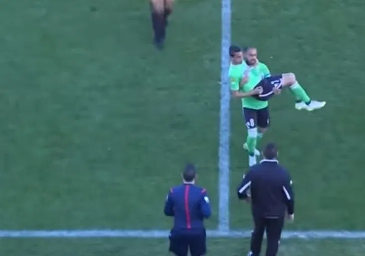 Fotbalový kabaret! Na nosítkách to nešlo, kdo odnesl zraněného hráče ze hřiště?