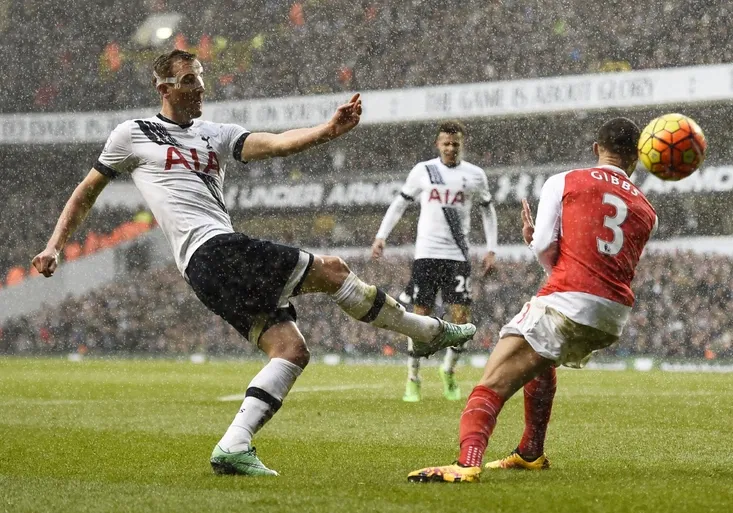 Kane nádherně nasměroval Kohouty k výhře, bod pro Arsenal nakonec zachránil Sánchez