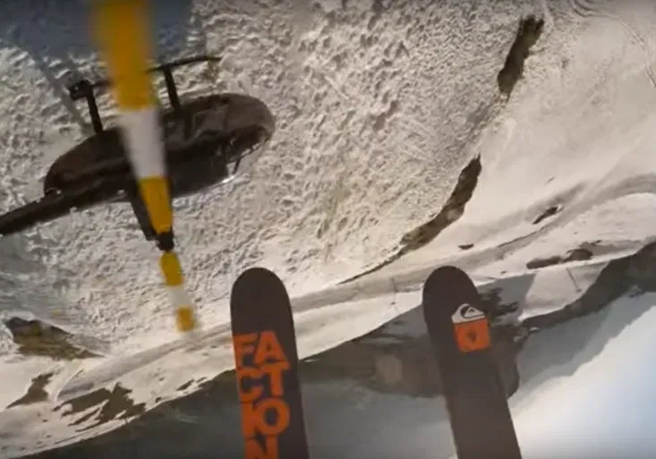 Je lyžař Thovex šílenec, nebo génius? Skáče salta přes vrtulník i krade koně!