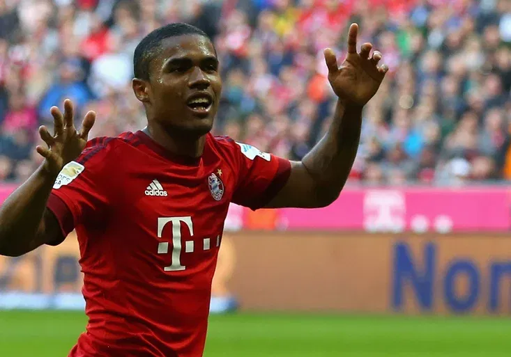 VIDEO: Thiago, Douglas Costa a Rafinha prostě balon na zem nepustí. Podívejte se sami!