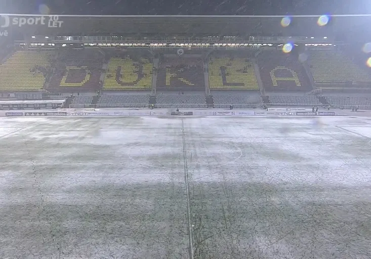 Liga čistá jako sníh... Na Julisce ale jen stavěli sněhuláky. Sparta tam nehrála