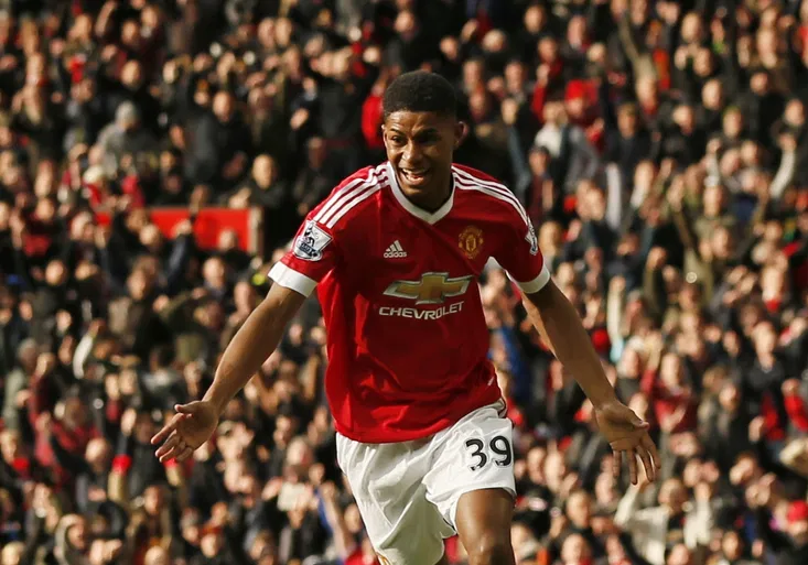 Udělal to zas! Jak nenasytný teenager Rashford pohřbil Čecha a naděje Arsenalu?