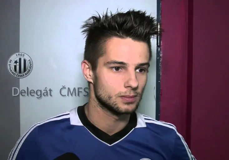 VIDEO: Skandální chyba! Sudí Lerch ani po dvou žlutých nevylučoval! Olomoucký Hála v klidu dohrál