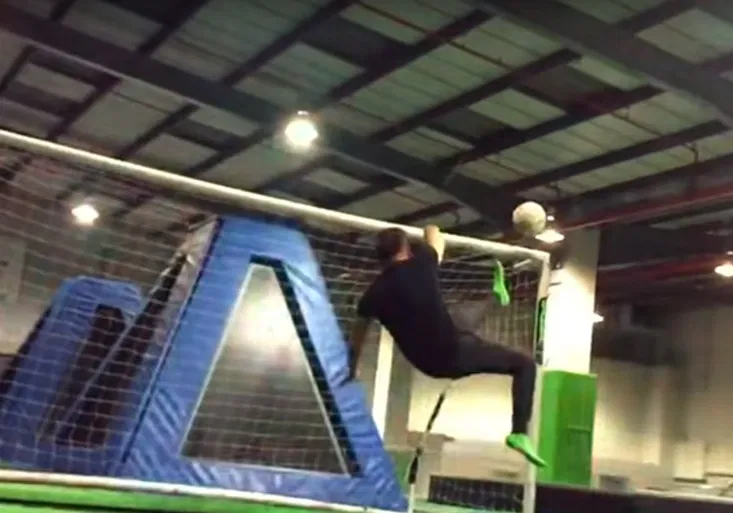VIDEO: Fotbal na trampolíně. Parádičky, lety vzduchem, krásné góly!