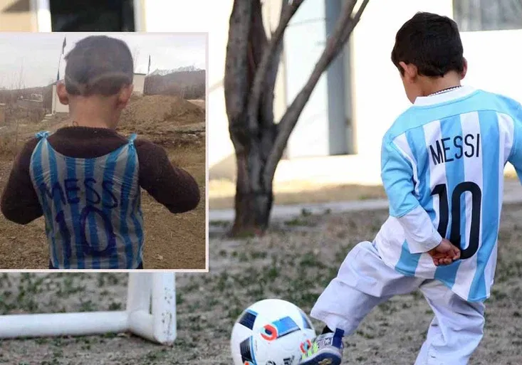 Dojemné! Chlapec v igelitce už dostal pravý Messiho dres. I s podpisem!