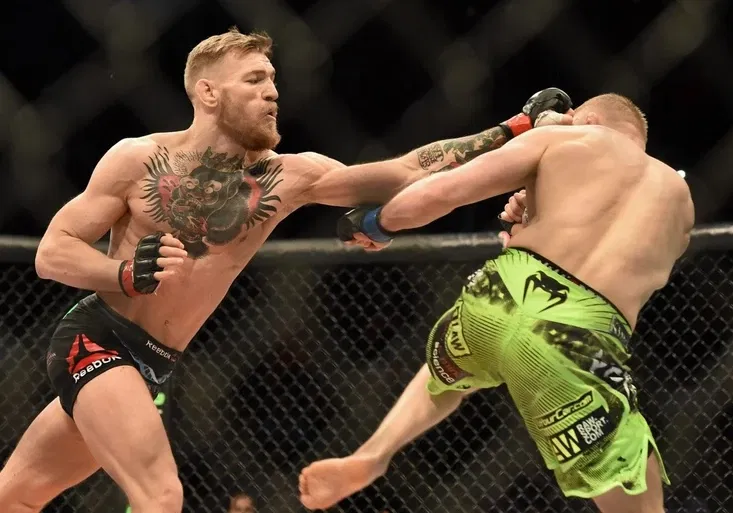 Zraněný Rafael dos Anjos do souboje s Conorem McGregorem nepůjde. Co na to fanoušci?