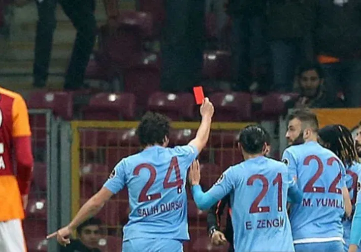 NEUVĚŘITELNÉ! Fotbalista v Turecku ukázal rozhodčímu červenou kartu