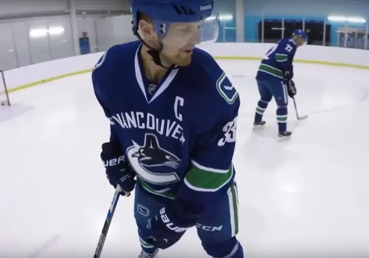 Daniel a Henrik Sedinové předvedli své umění. Jak to dvojčatům šlape na ledě?